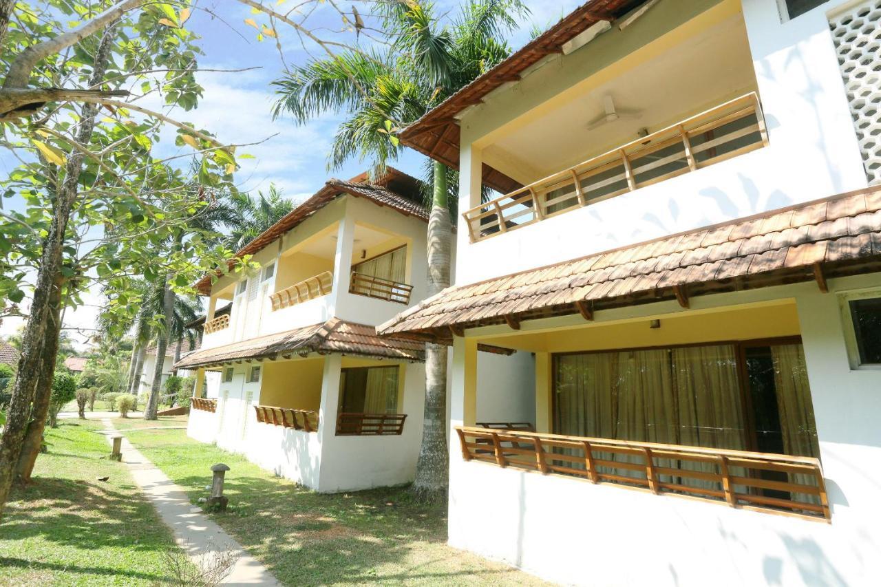 Oyo 26874 Manor Backwater Resort Kumarakom Exterior foto