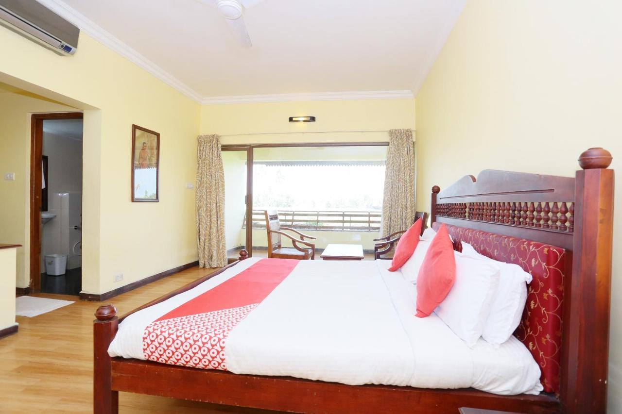 Oyo 26874 Manor Backwater Resort Kumarakom Exterior foto